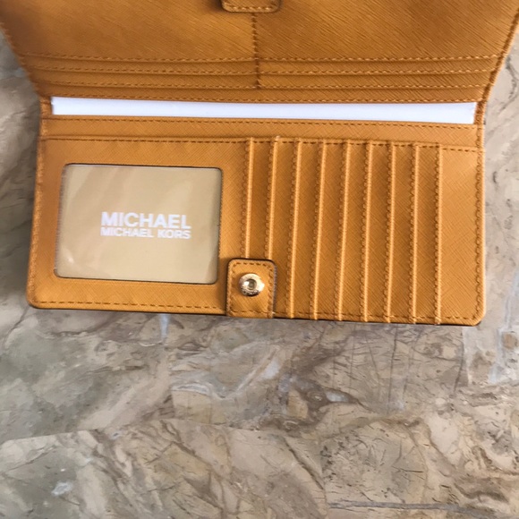 Micheal Kors bifold 🛍 - Picture 5 of 5